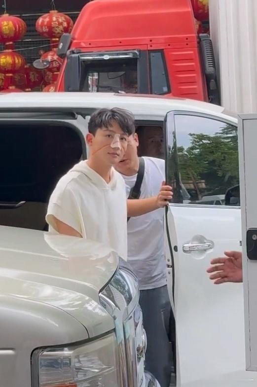 张晚意鼻子有点严重啊，还在戴固定器