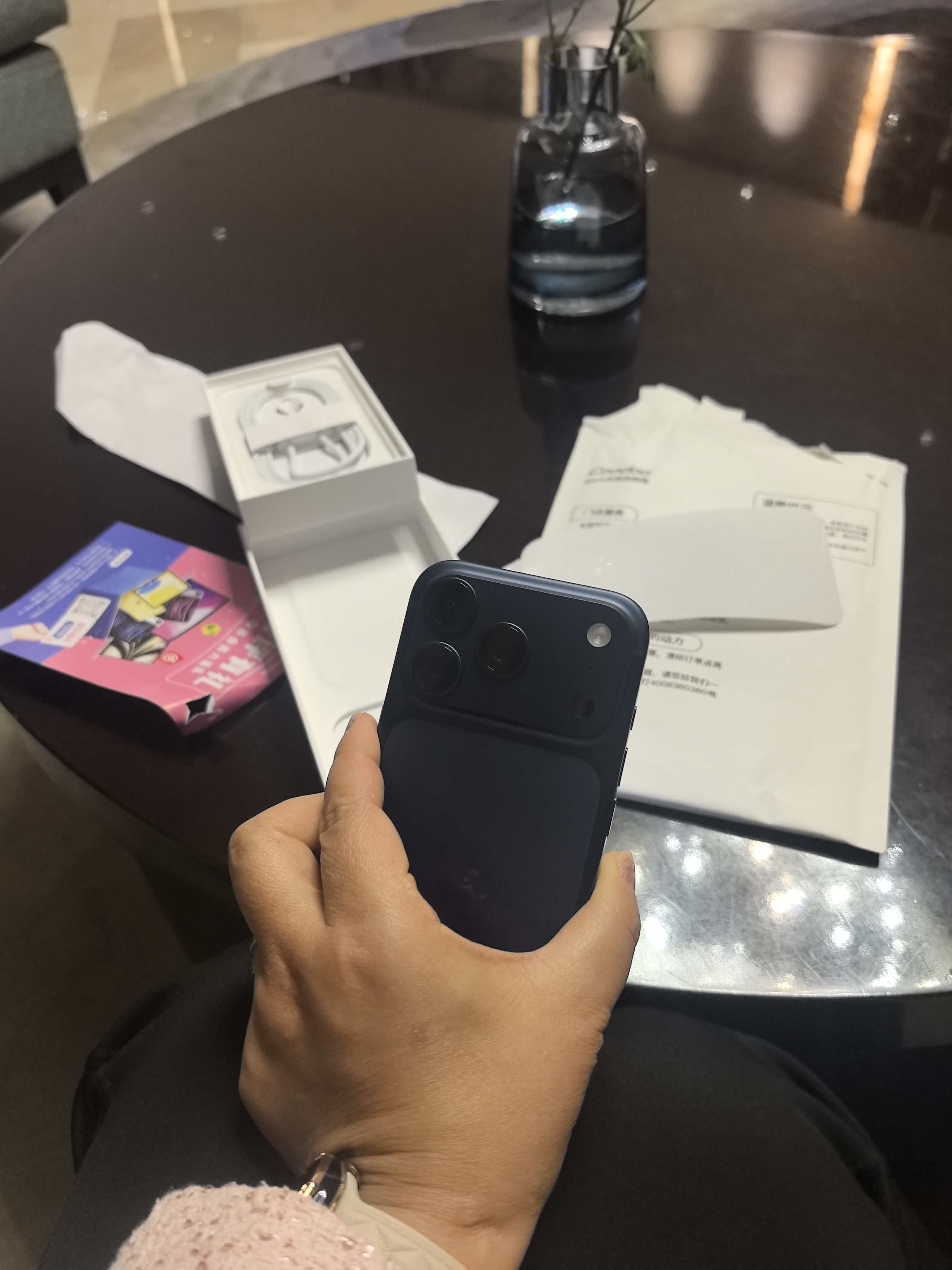 iPhone17全系包揽销量榜前三也就是系统稳定一些，手机不咋样，外壳不敢裸奔怕