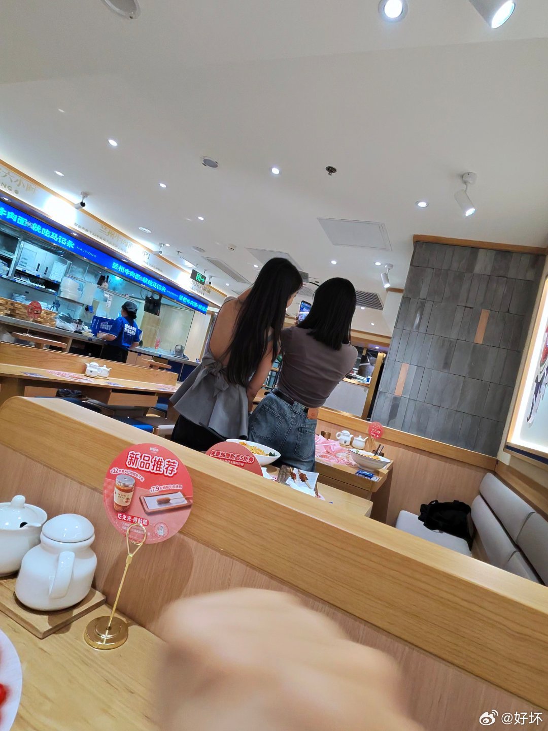 俩做自媒体的小姑娘在里头互相拍。很想凑过去聊两句，但怕被当成搭讪的猥琐中年人。如