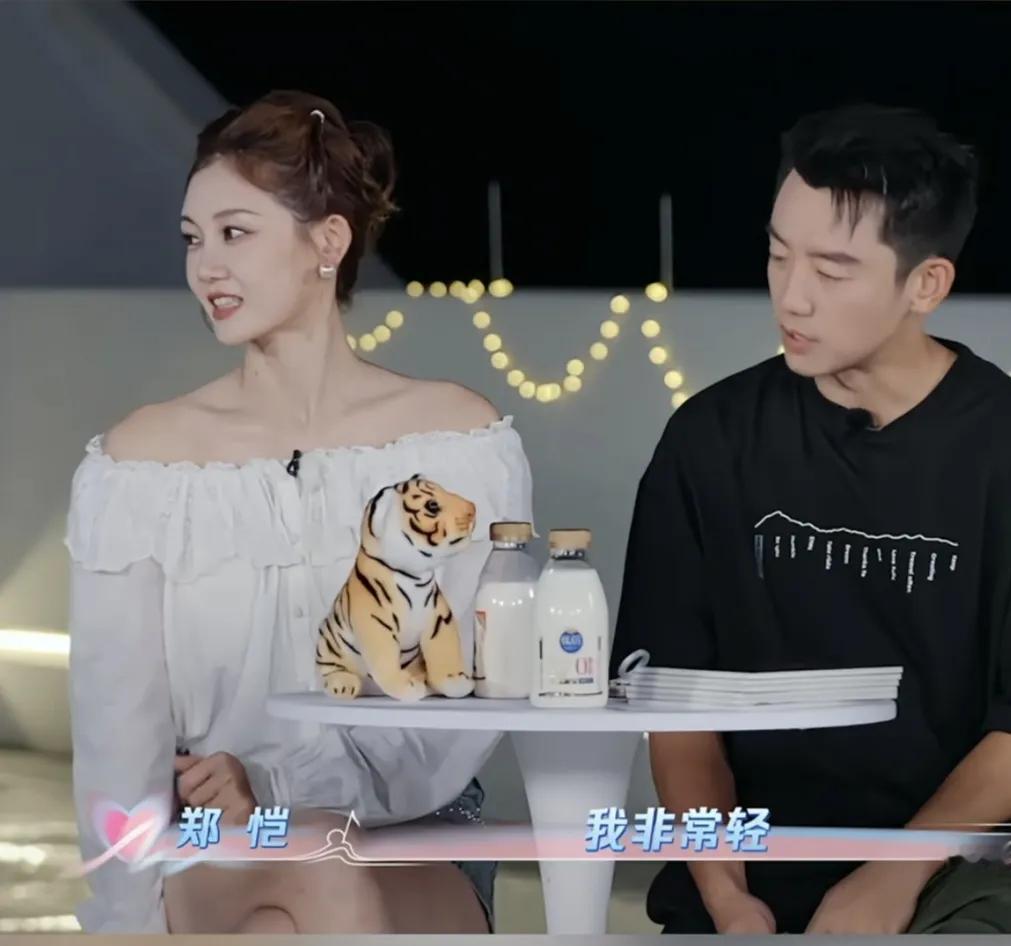郑恺坦言自己睡觉特别轻，说：“我俩特别搞笑，在这个睡觉问题上，就是我要早于她很久