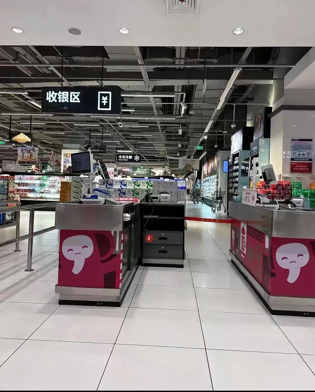 我家附近有个超市招收银员，一个月3200，我在家赋闲，就去应聘了。
当时讲好的，