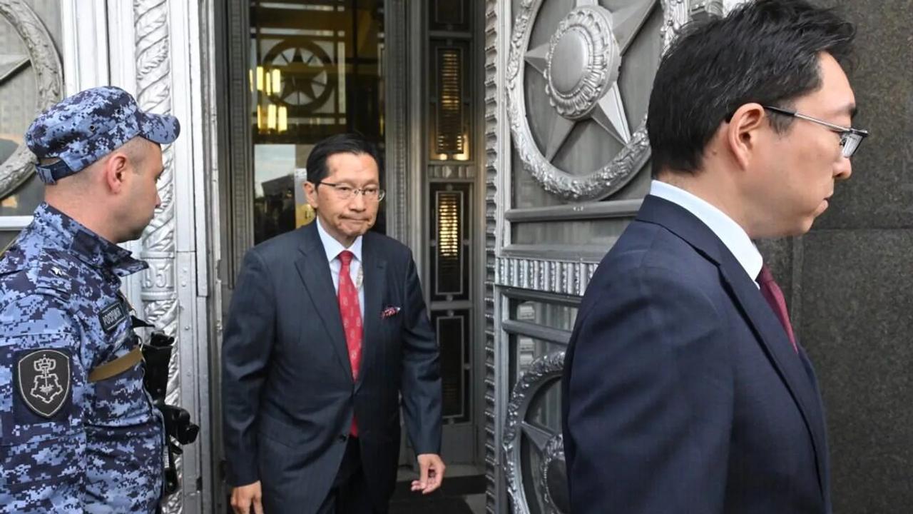 日大使躲了三天后终低头。
据俄媒报道，此前被俄罗斯外交部召见但未到场的日本驻俄罗