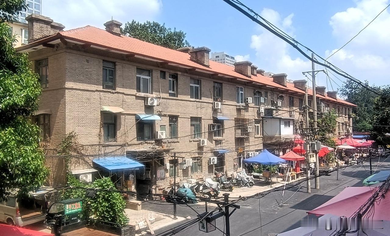 郑州危房苏式楼，成了华为，肯德基，星巴克，合记集中地。
苏式楼是仿苏联建筑，大多