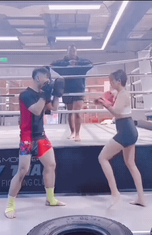 情意绵绵拳。
女子让对方都不好意思下手下腿。
实话实说，那个是教练也无法教，陪练