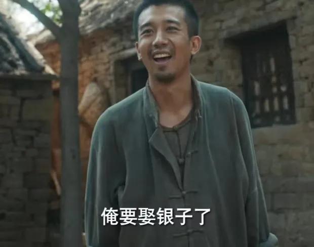 《生万物》第26集预告:
铁头他娘觉得比起娶傻挑，还是娶银子强，铁头这边正高兴呢
