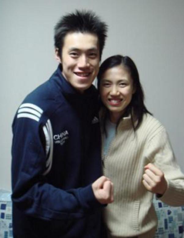 瘫痪19年，汤淼还是等来了这一天。 当年他是男排主力，妻子周苏红是女排功臣。一次