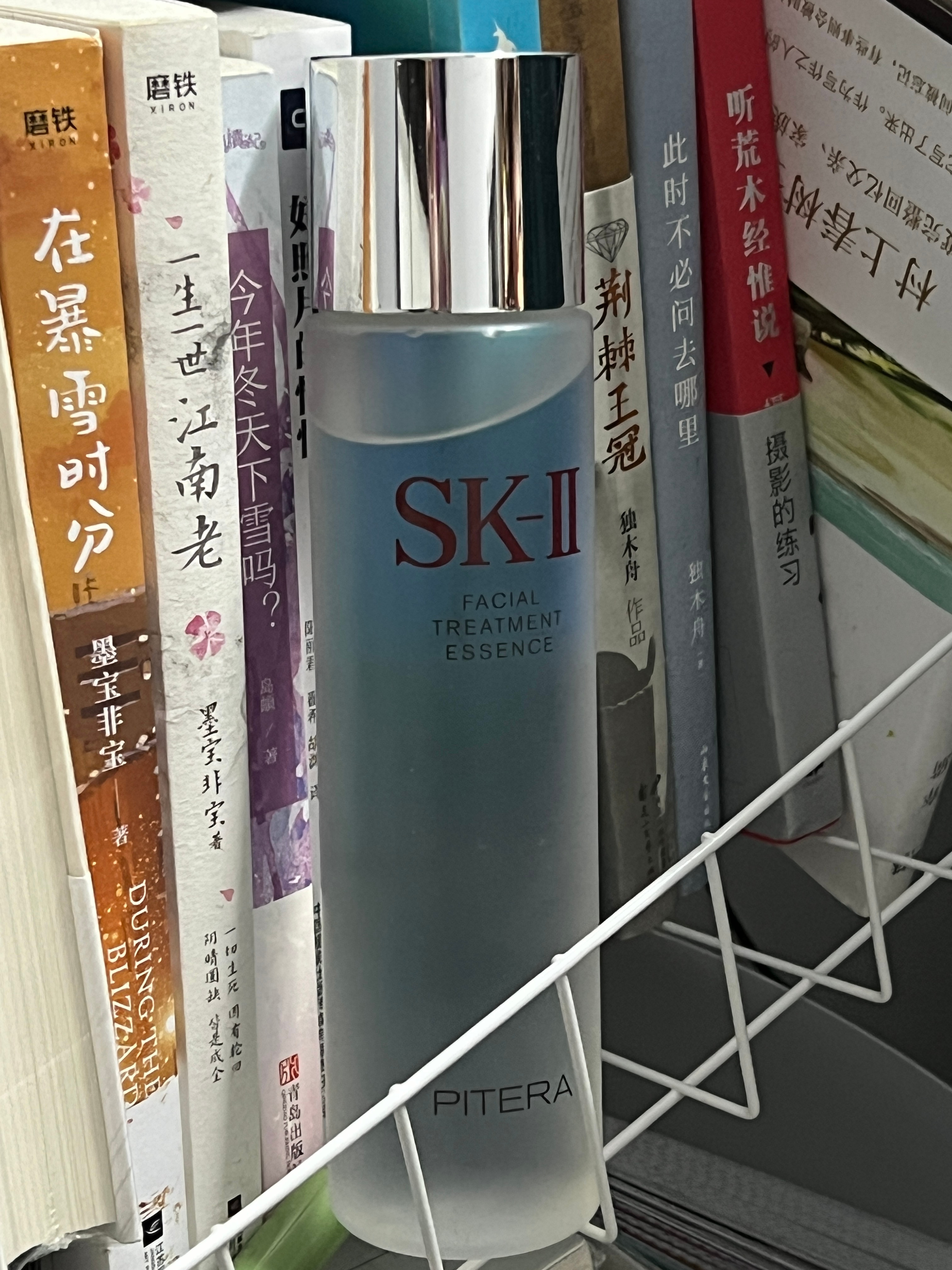 用完sk2神仙水感觉又保湿又控油，真的很神奇！就脸上需要干爽的地方很干爽，需要滋