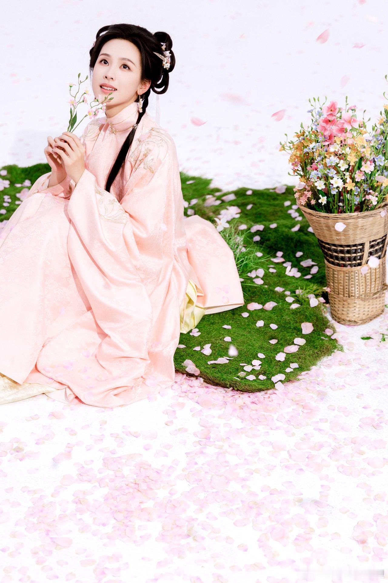 快给陈都灵个种田文剧本这份安逸的生活，恍若从小说中走出，陈都灵那温暖的笑容，带着