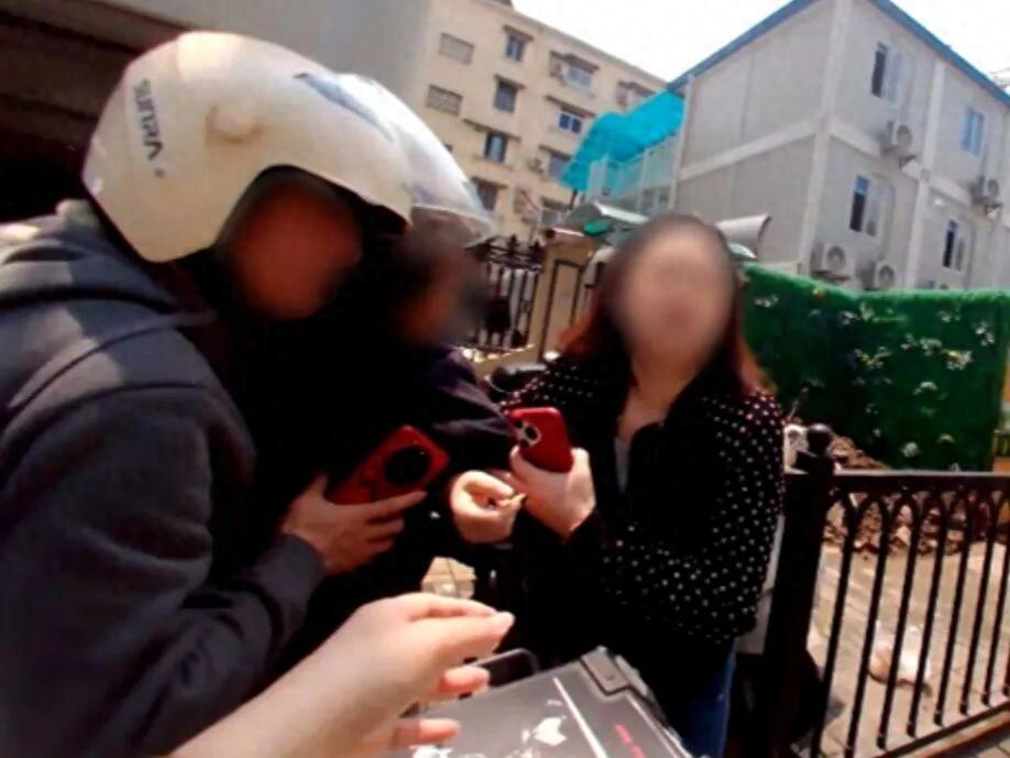 事发上海杨浦路口！5月6日报道，红蓝警灯闪烁正要正常通行，陌生女子突然冲上路旁拼