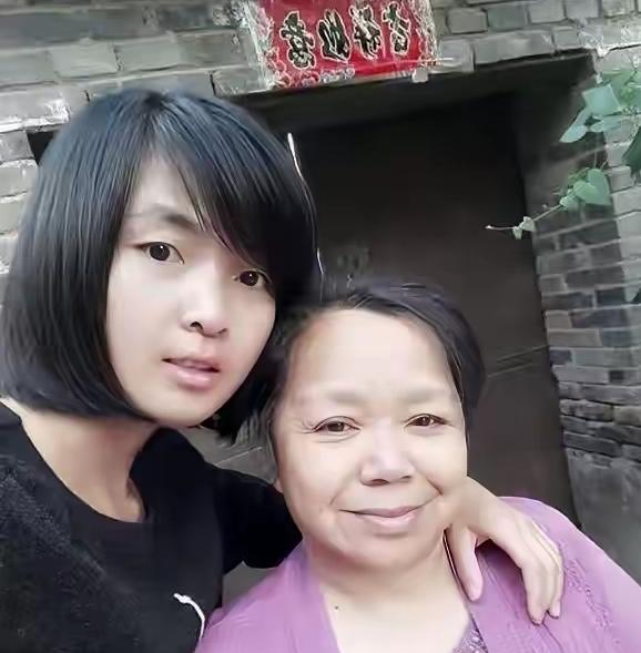 1996年，山西1女孩，5岁时父亲车祸去世，母亲无力抚养5个孩子，含泪把她送人，