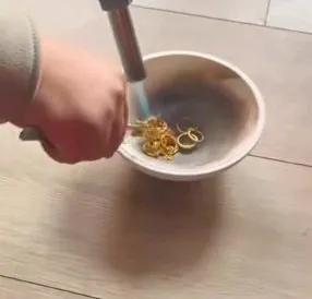 我真傻不长脑子，被别人骗了！有个四克左右的吊坠，回收人员拿到东西后一直强调：十年