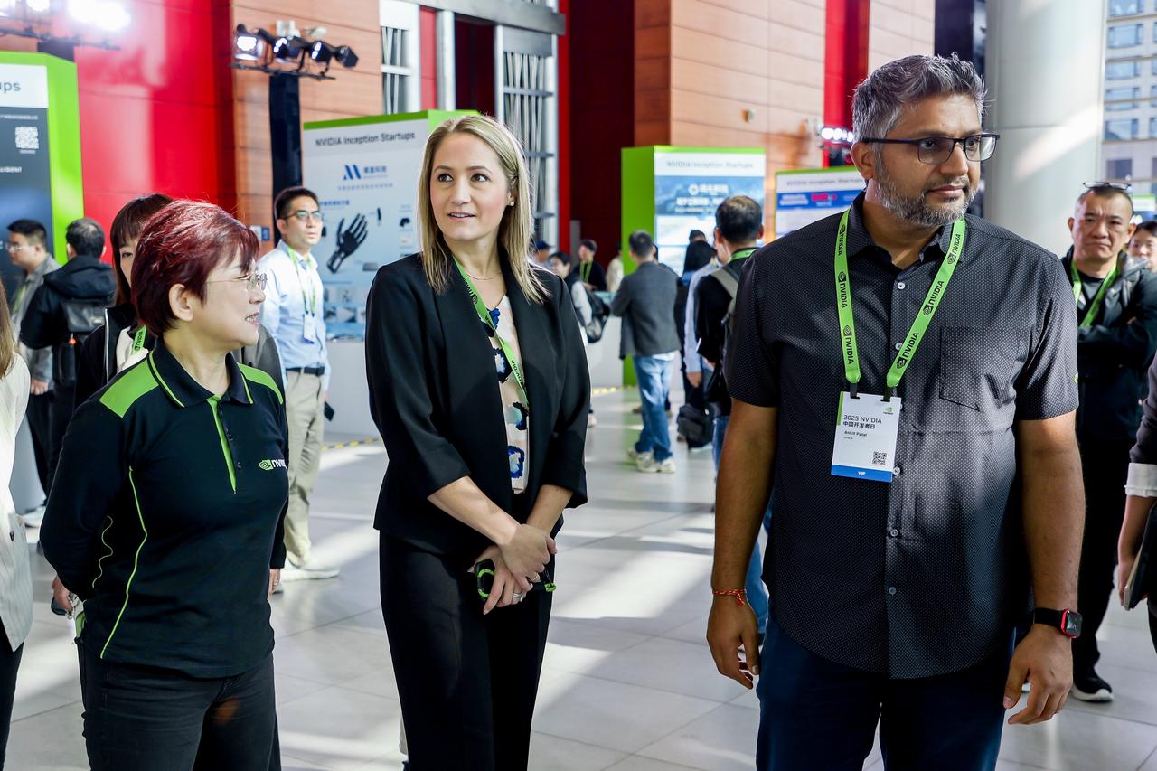 中国开发者日的技术展示区亮点满满！开发者现场体验最新的 NVIDIA DGX S