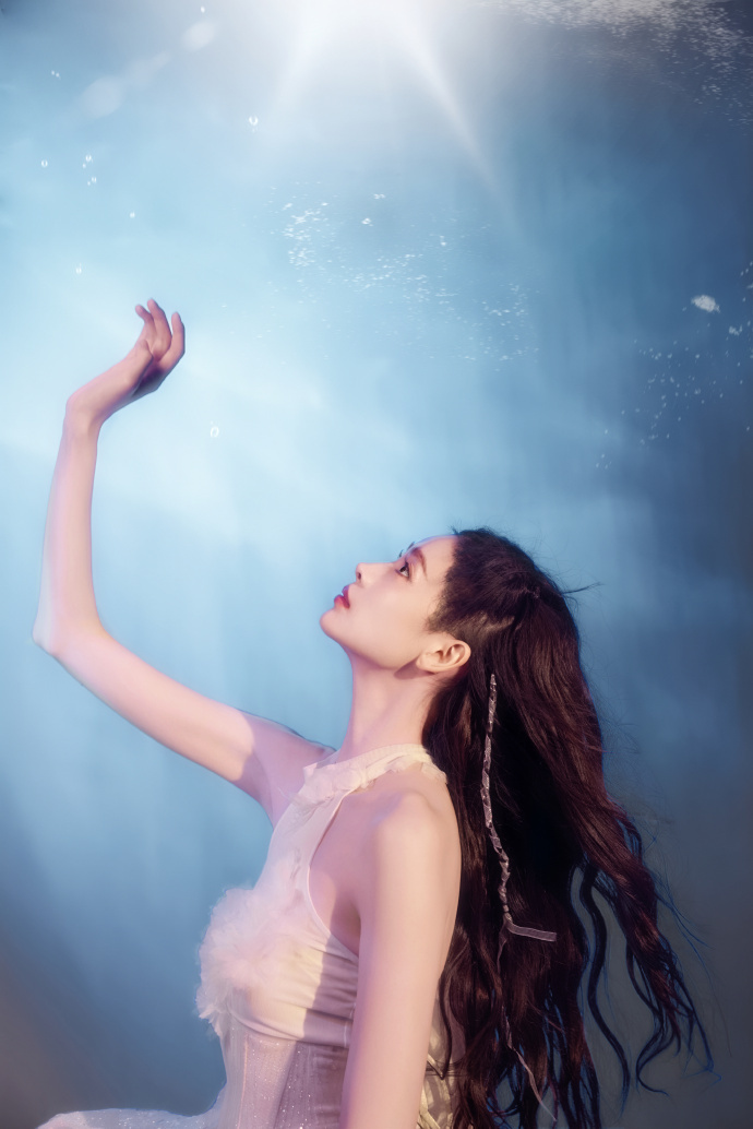 张艺上白天鹅在跳舞每一帧都绝美！张艺上在台上舒展身姿，手臂优雅抬起，长发随水波摆