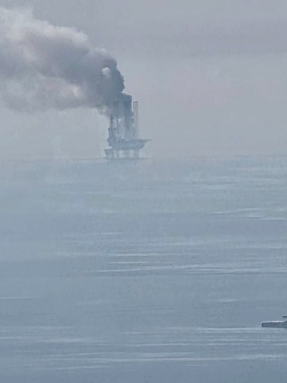 伊朗伊斯兰革命卫队把波斯湾里的阿联酋和美国的合资海上钻油平台用无人机给炸起火了。