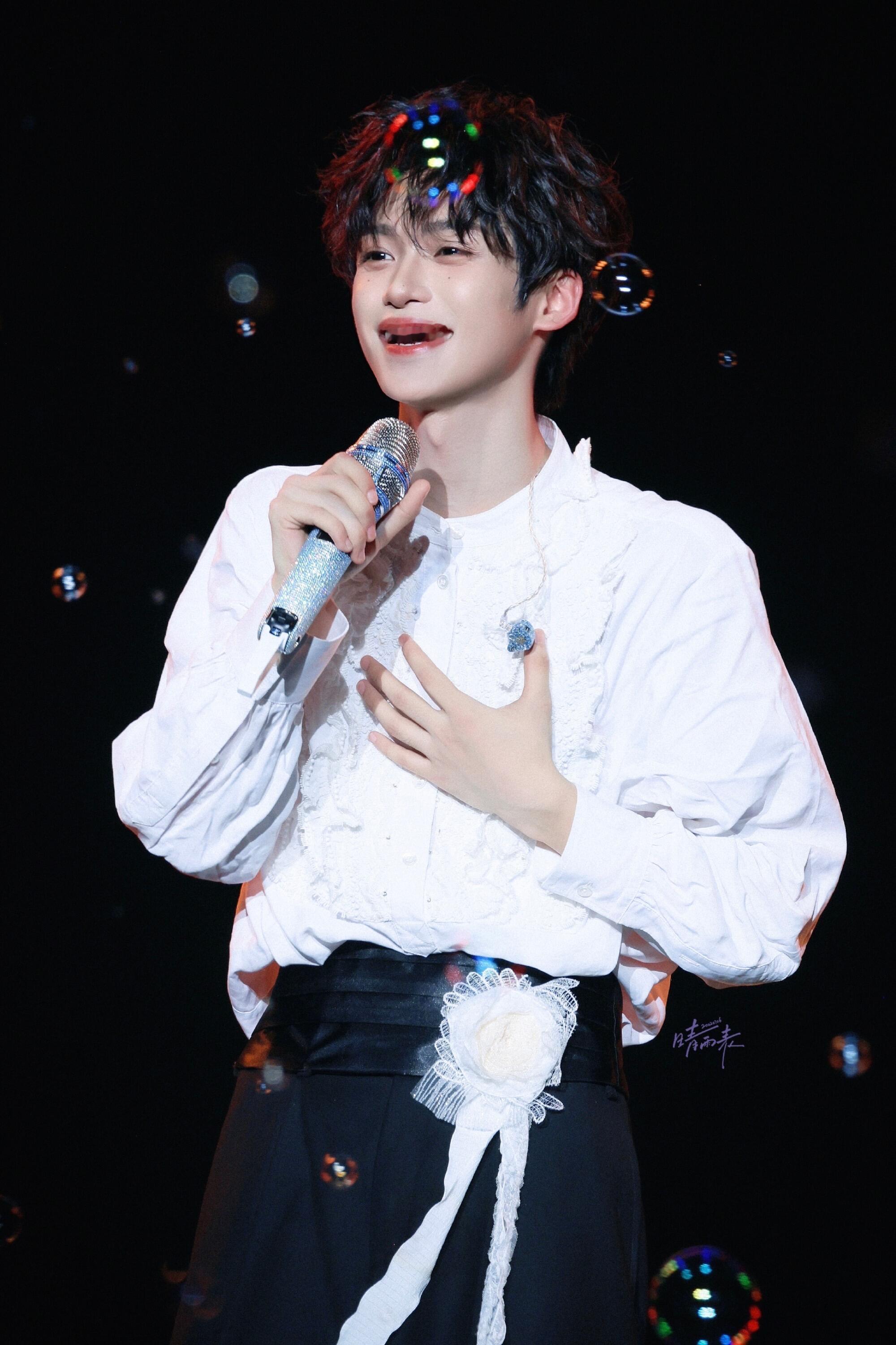 梓渝影响力梓渝号召力超厉害，演唱会在哪开Yuni就到哪，真的太火了，利用自己的影