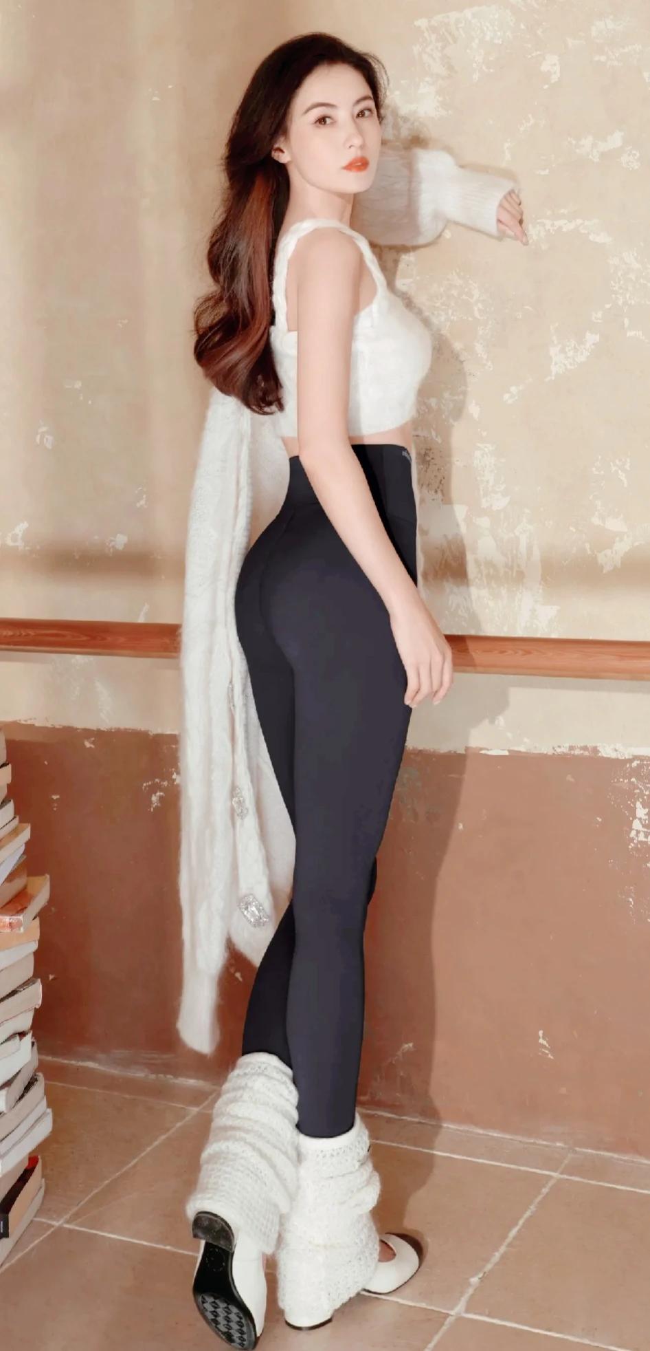 张柏芝，引起热议！
这腰臀部分的曲线让女人都羡慕无比，
她真的有一种客观的美。
