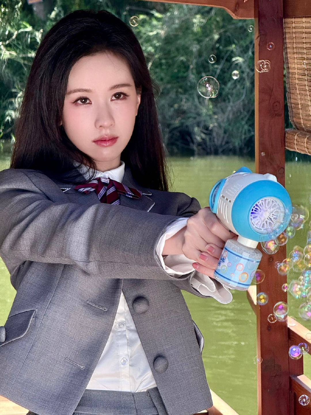陈都灵也逃不过有线耳机 陈都灵学姐你也太美好了湖边栏杆成为取景框，灰制服搭配有线