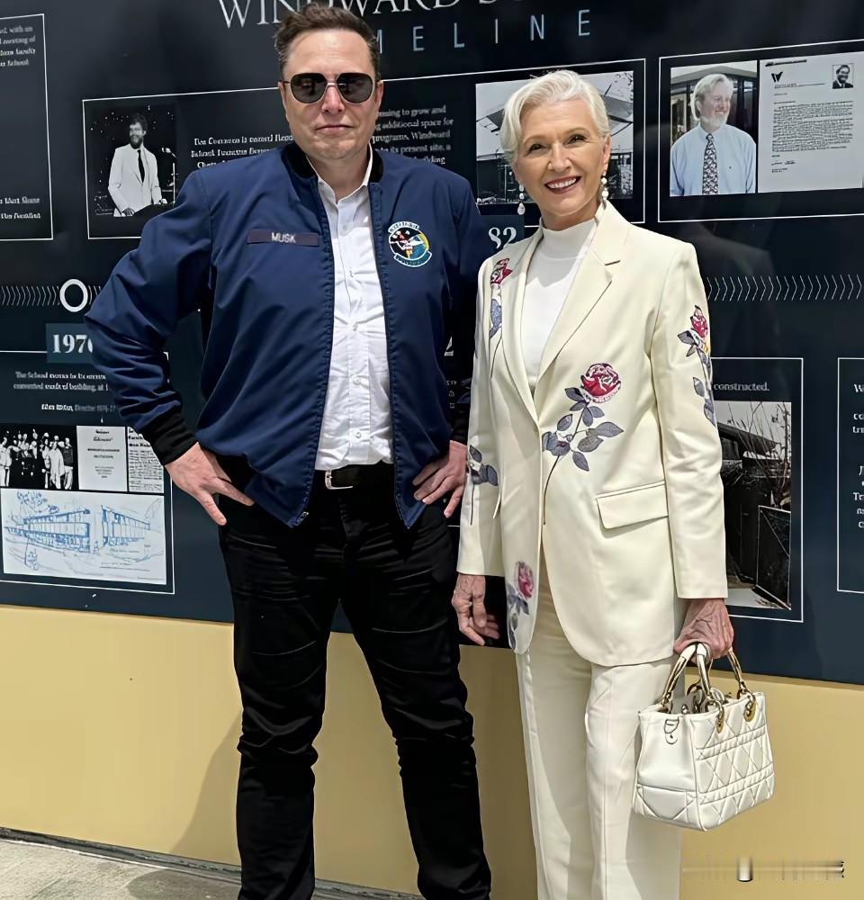 马斯克母亲拿的这个包，和她穿的这身衣服是极其配套的，像她这样有钱的人，穿不同款式