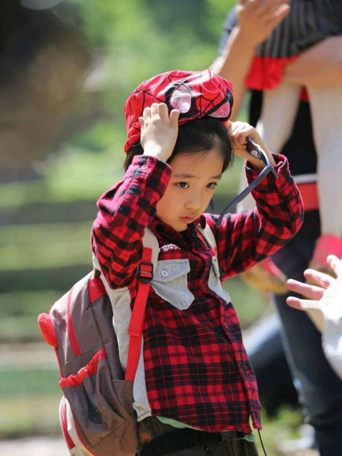 费曼万圣节戴小时候的面罩费曼戴小时候的面罩 好可爱 ​​​