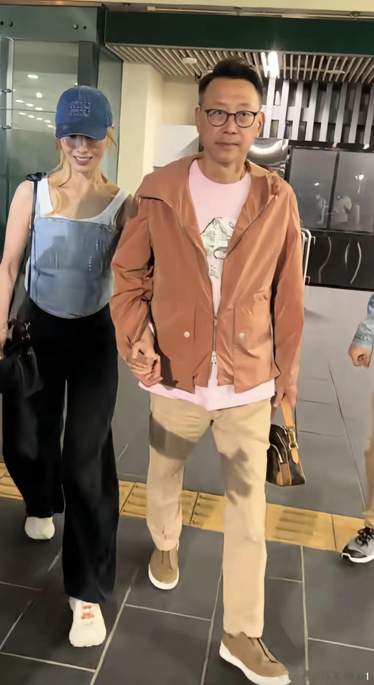 56岁的李嘉欣和她丈夫，俩人确实都老了。李嘉欣穿的背心因为露手臂和脖子，更是让她