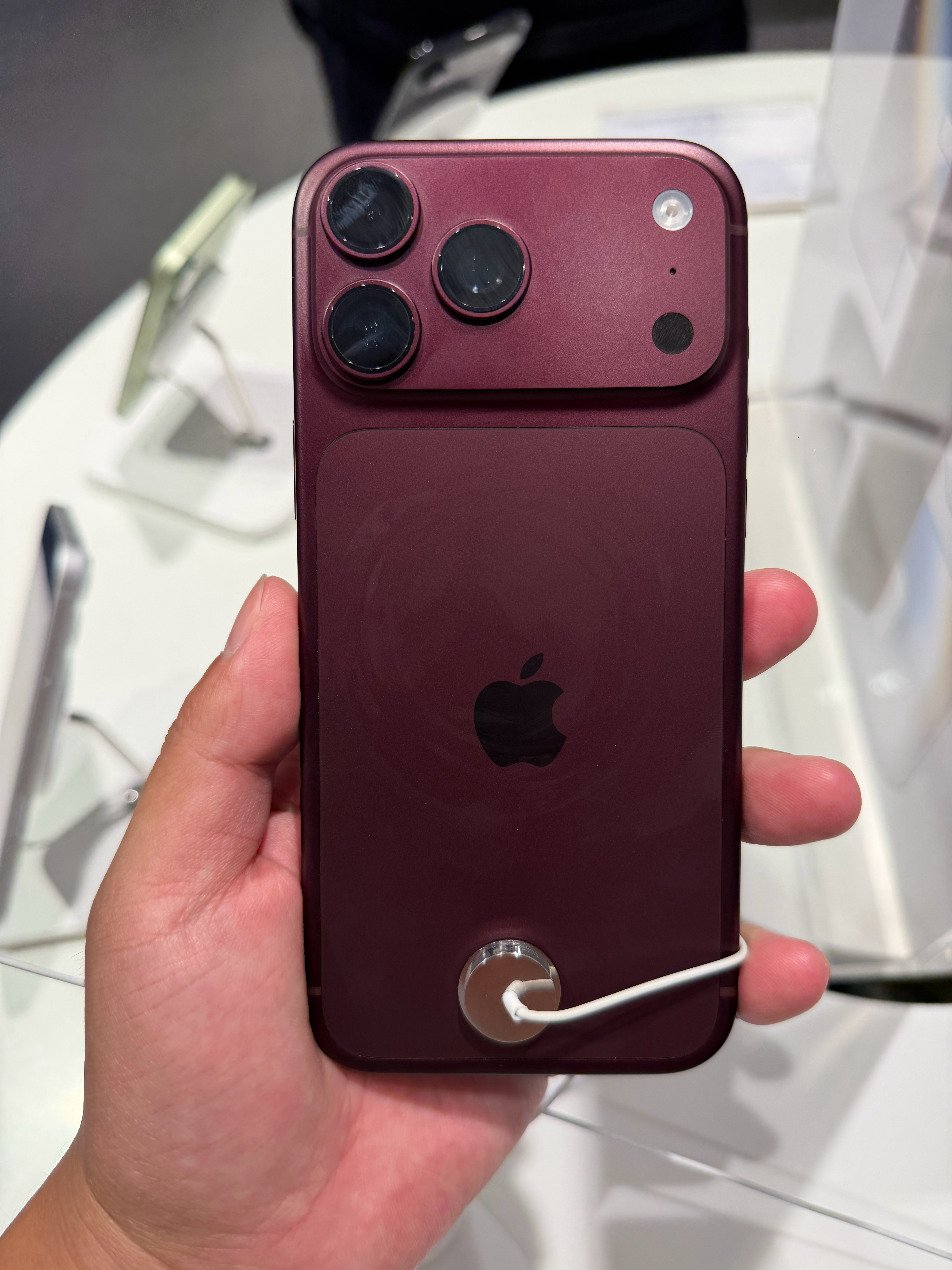 刚在店里看了iPhone 18 Pro，我觉得最好看的就是这个勃艮第酒红色，银色