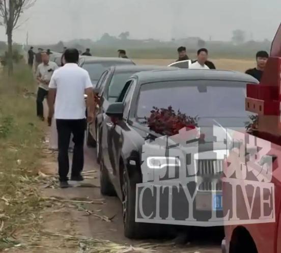 河北沧州，大爷骑三轮车堵住婚车队，伸出一根手指说：“给我一整条喜烟，不给别想走！