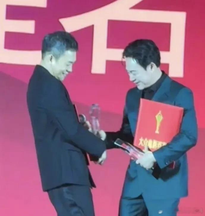 张译 张颂文百花奖同框，上顶峰相见了，多少人希望他们能二搭一部剧！两个人都是实力
