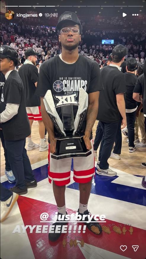詹姆斯转发了自己 小儿子布莱斯夺得BIG 12联赛常规赛冠军的图片，布莱斯所在球