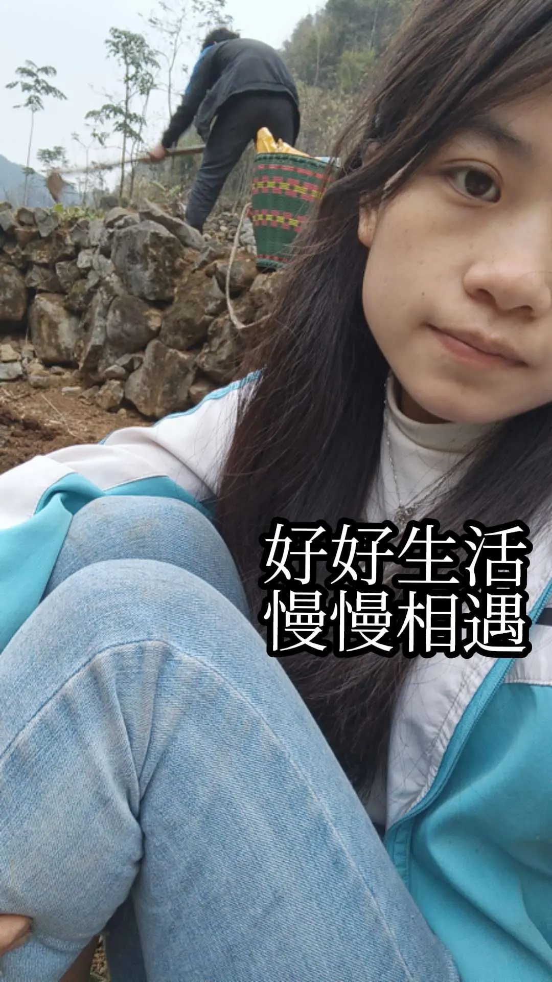 曾经那个很傲气从不低头的女孩，最终变成了一个沉默不语的人，不是很坚强只...