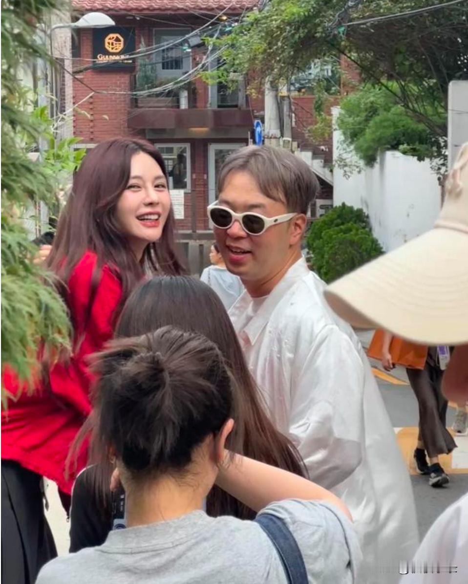 沈梦辰夫妇韩国街头被偶遇，37岁杜海涛染奶奶头 脸胖身瘦确实秃顶！[呲牙][呲牙