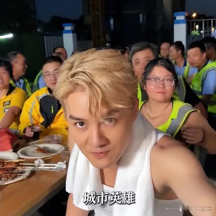 才发现，原来她才是狠人。
一个00后姑娘，
2020年就扎进了工地，
一干就是近