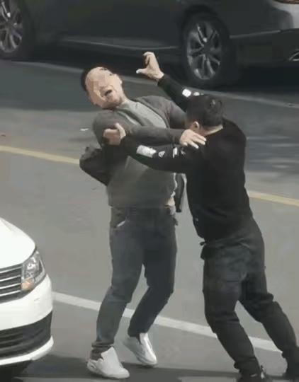 一名警官在普法时曾提醒大家，遇到争执时如果对方先动手，建议千万不要还手。只要坚持