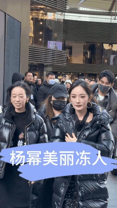 杨幂今日线下活动，穿着黑色羽绒服，高马尾造型，美出新高度。
还有谁穿着羽绒服都能