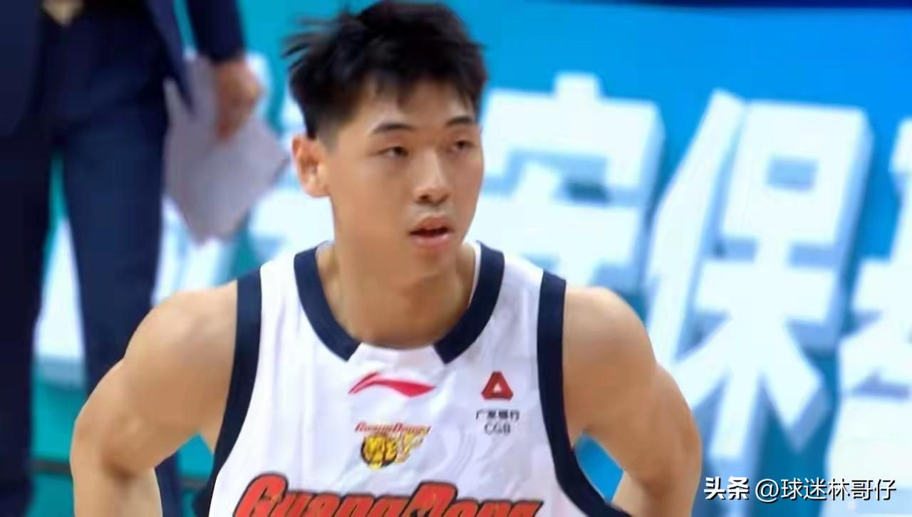 广东宏远正在一点一点打走球迷。
不可否认的是胡明轩的状态确实难以恢复了。徐杰也在