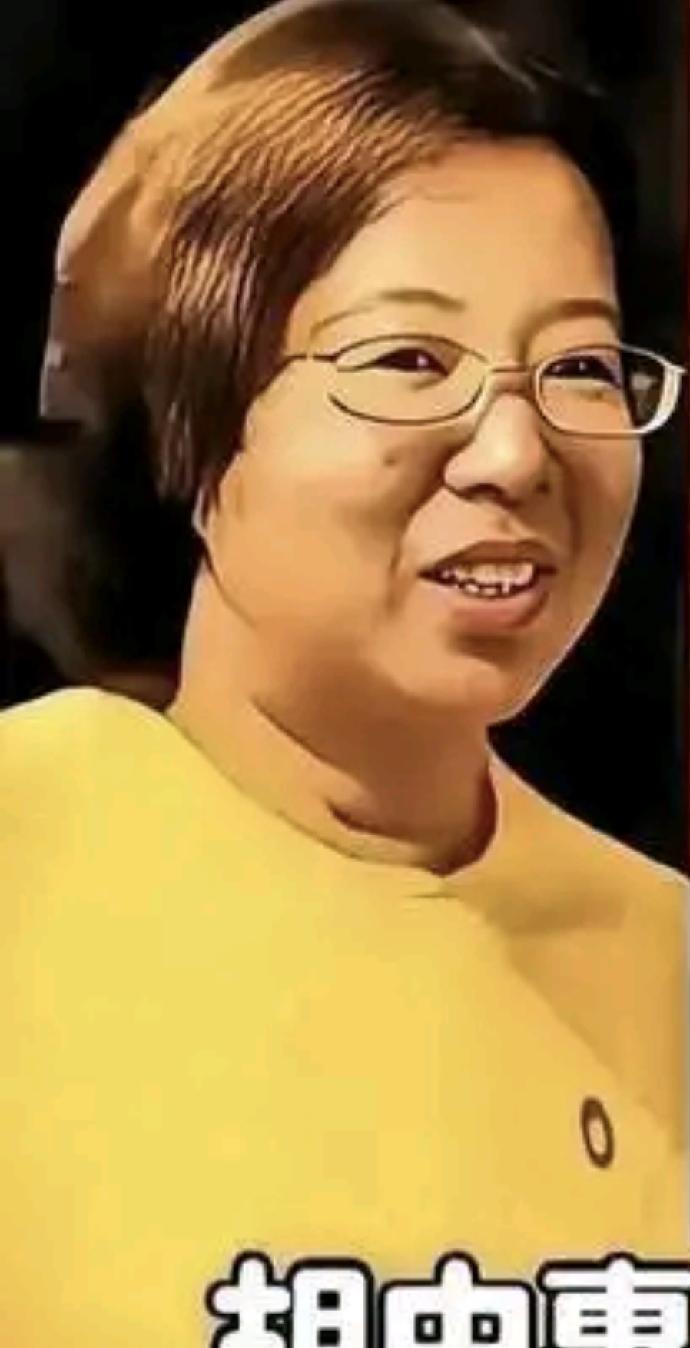 郭德纲的前妻和现任妻子都挺富态的。
她俩和郭德纲都有点夫妻相。
只是婚姻也得随缘