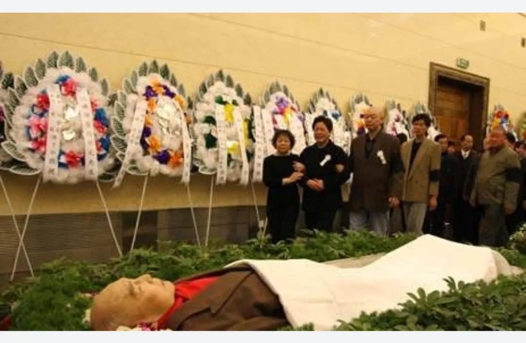 2009年，“沙僧”闫怀礼，留下的最后遗容，照片中的他穿着西装，盖着洁白的被子，