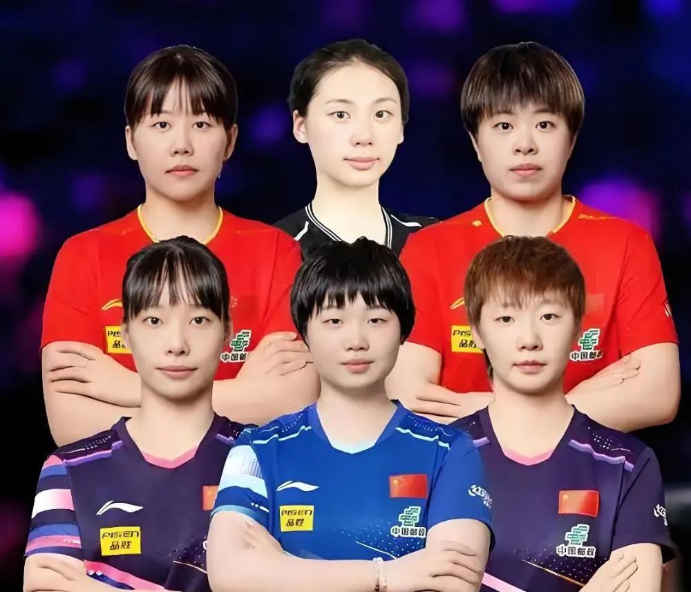 6位女乒球员同框：我认出了前排中间刘海齐眉的蒯曼，右侧金发覆额的王曼昱，左边凤目