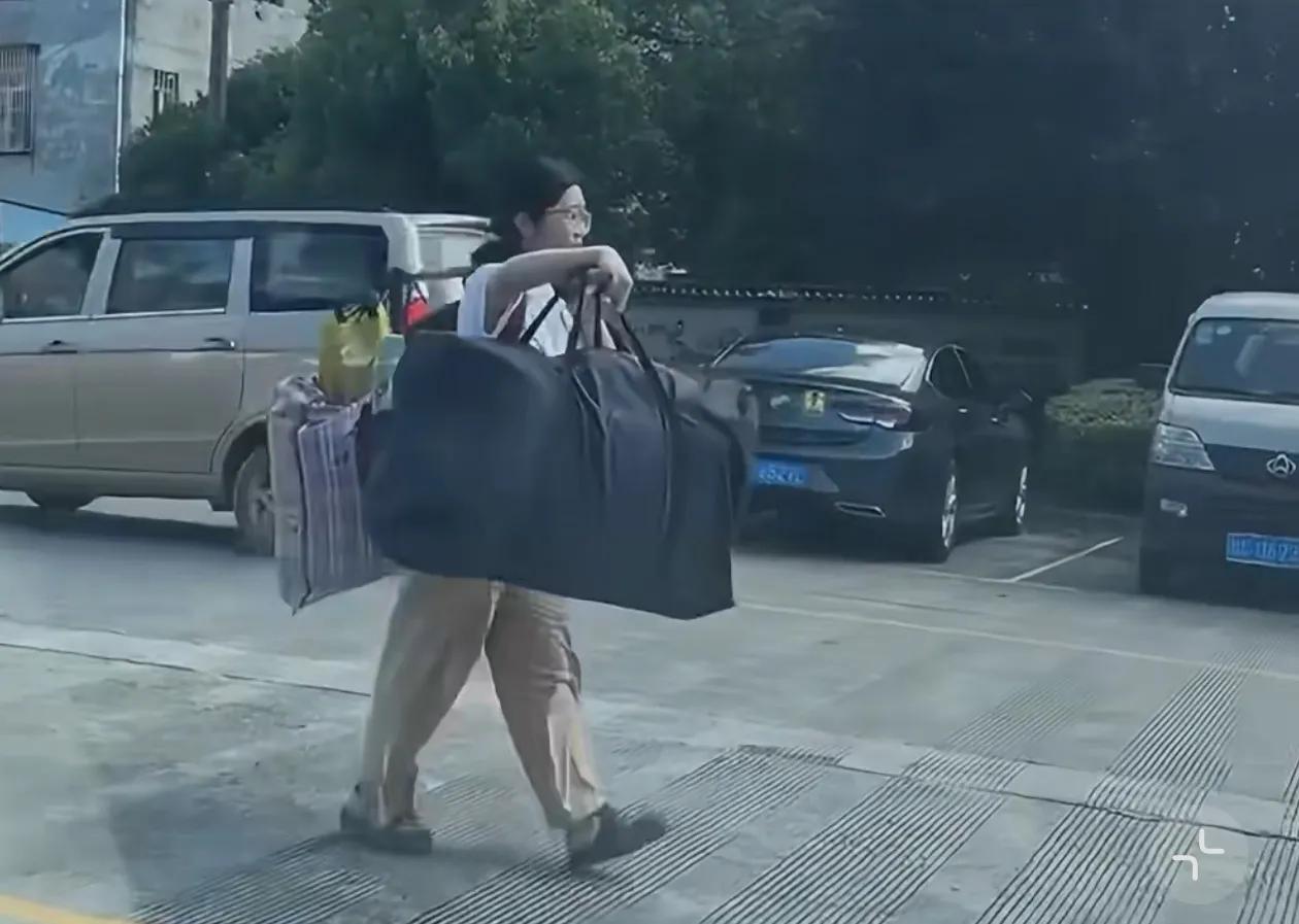 听说广西这个高考结束后挑着行李回家的女孩，想在暑假期间找一份工作打打工，希望能有