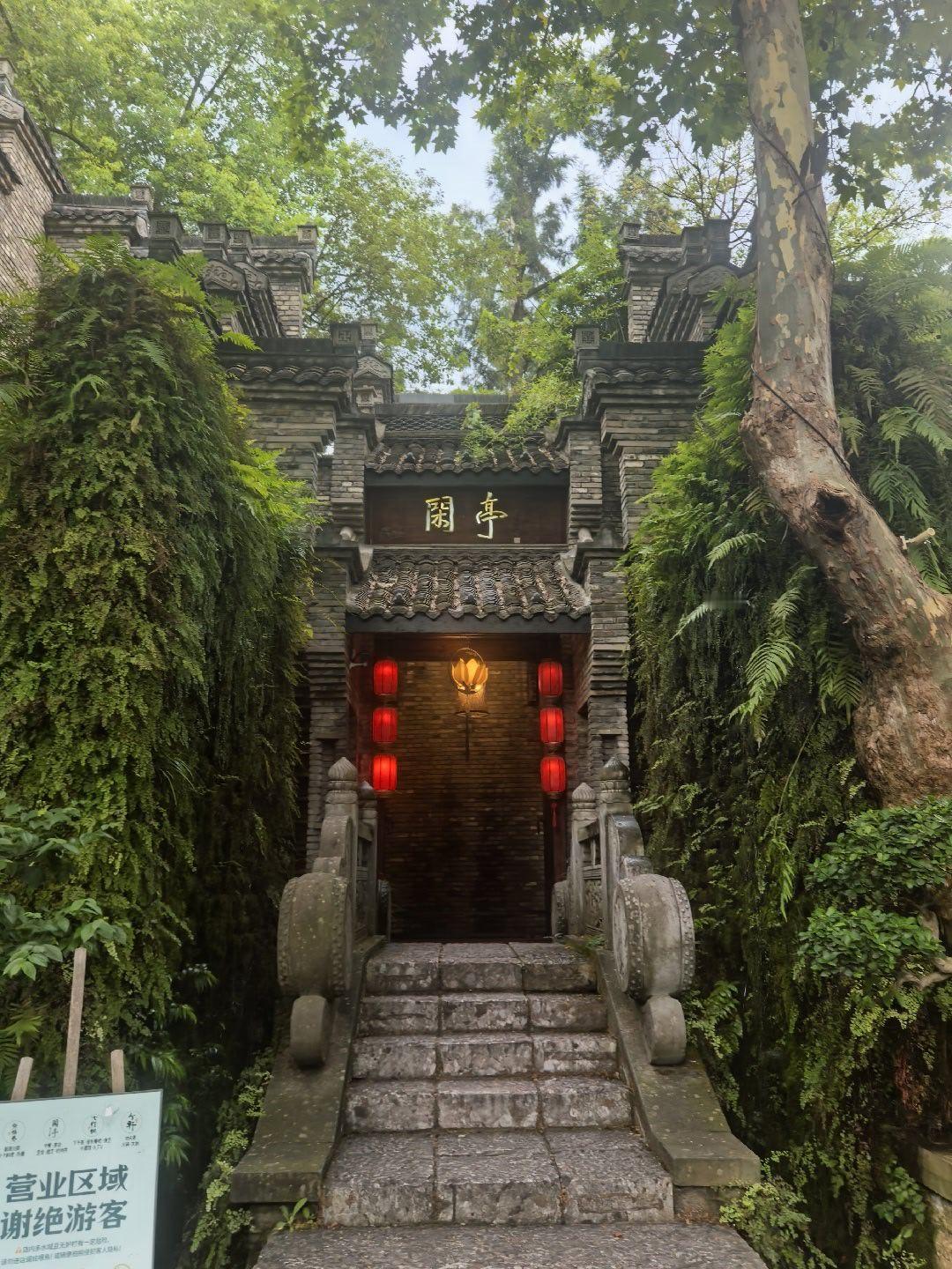用慈悲看世界，世界全是可怜人，用因果看世界，世界全是还债人。 