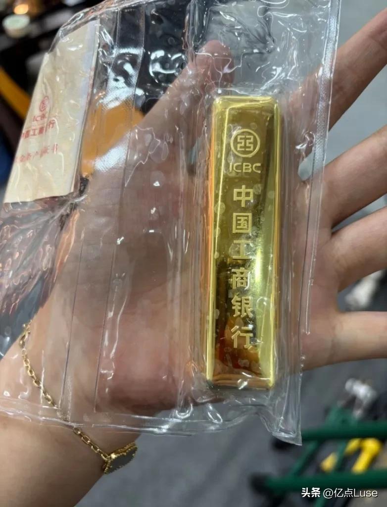 今天买到黄金的人，想必笑得合不拢嘴了。

昨天金价898元一克，今天直接跌破88