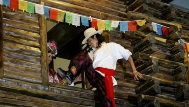 这里男不婚女不嫁。”在云南一村落，男女一律不婚。但一到晚上，小伙会偷偷从窗户爬入