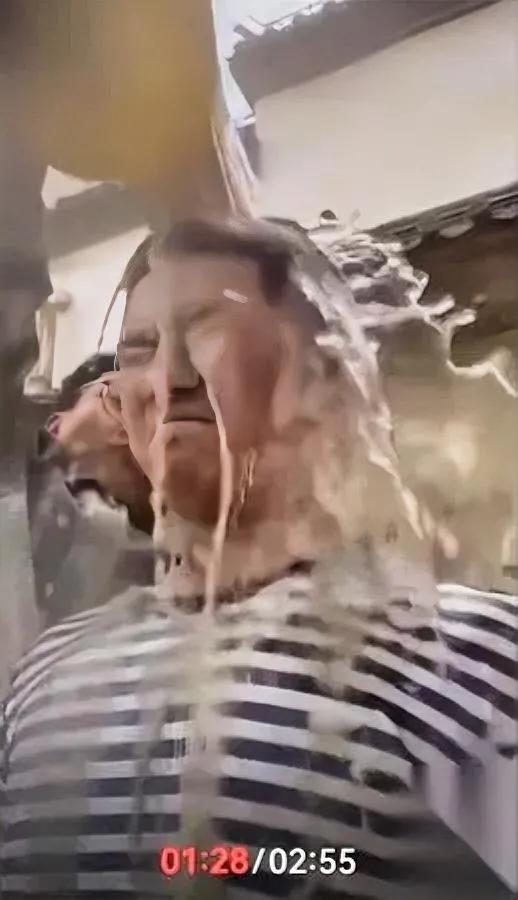 嘎子这波操作

我看懵了

倒四袋水泥往身上淋水，还在里面打滚？

不是我说，这