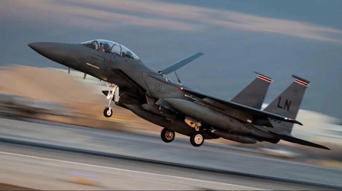 美国这次深入伊朗腹地几百公里营救F-15飞行员和武器操作员的事迹肯定会被拍成电影