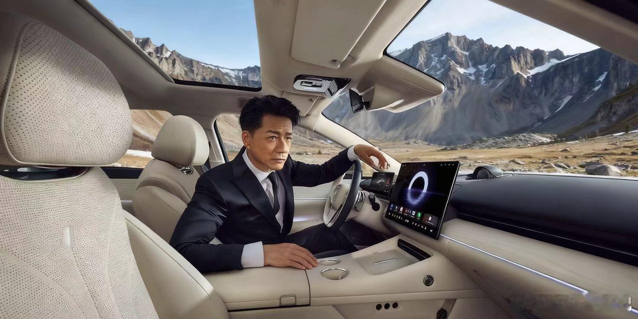 当他踏入车内，故事便悄然展开！看到段奕宏与岚图追光L的合作大片时，我瞬间被那画面