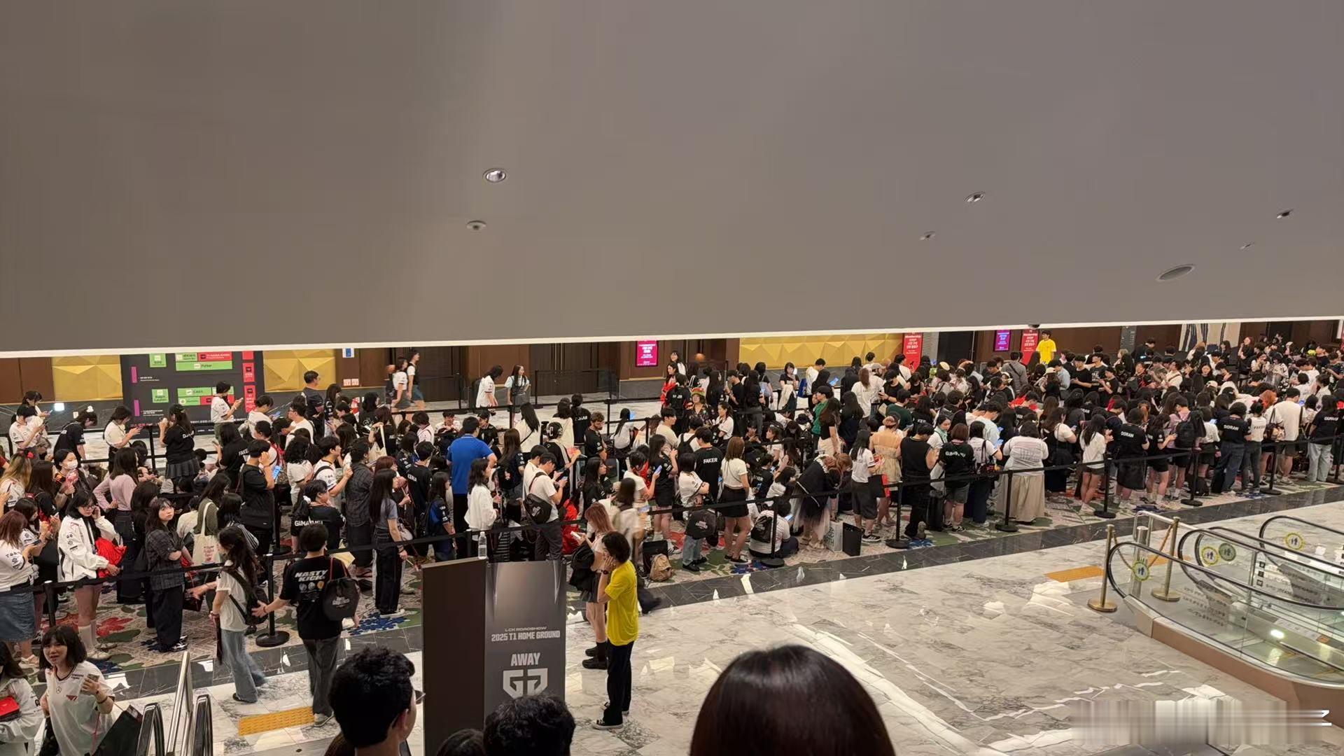 再来发几张前方群友在T1 inspire主场拍的现场，超级多人在排队[哆啦A梦吃