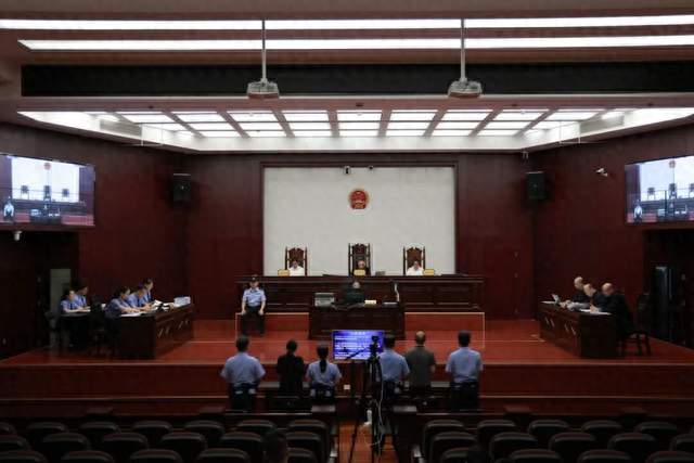 湖北省检察院一行赴老河口市开展听庭评议活动