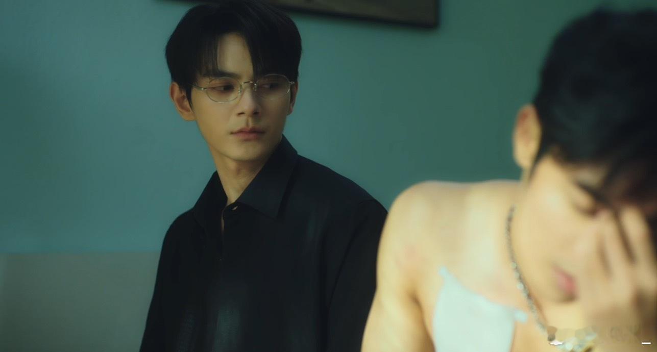 呵呵呵 何昶希做了七年爱豆，处理场面早就很成熟了，但还是愿意担着风险替朝朝解释，