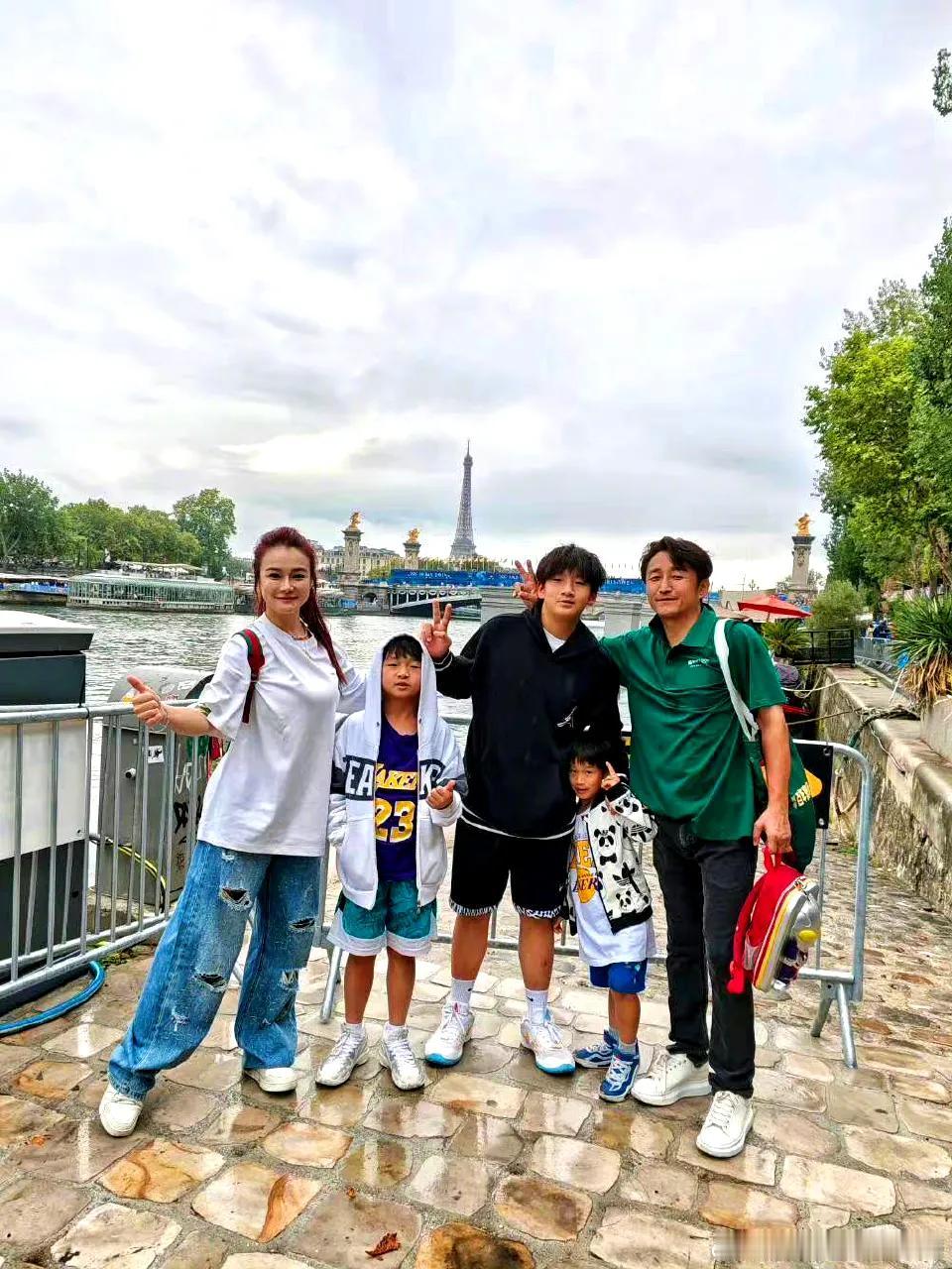 前两个礼拜，奥运冠军邹市明刚刚破产，变卖了虽有的资产，在网络博取同情。转眼间，邹