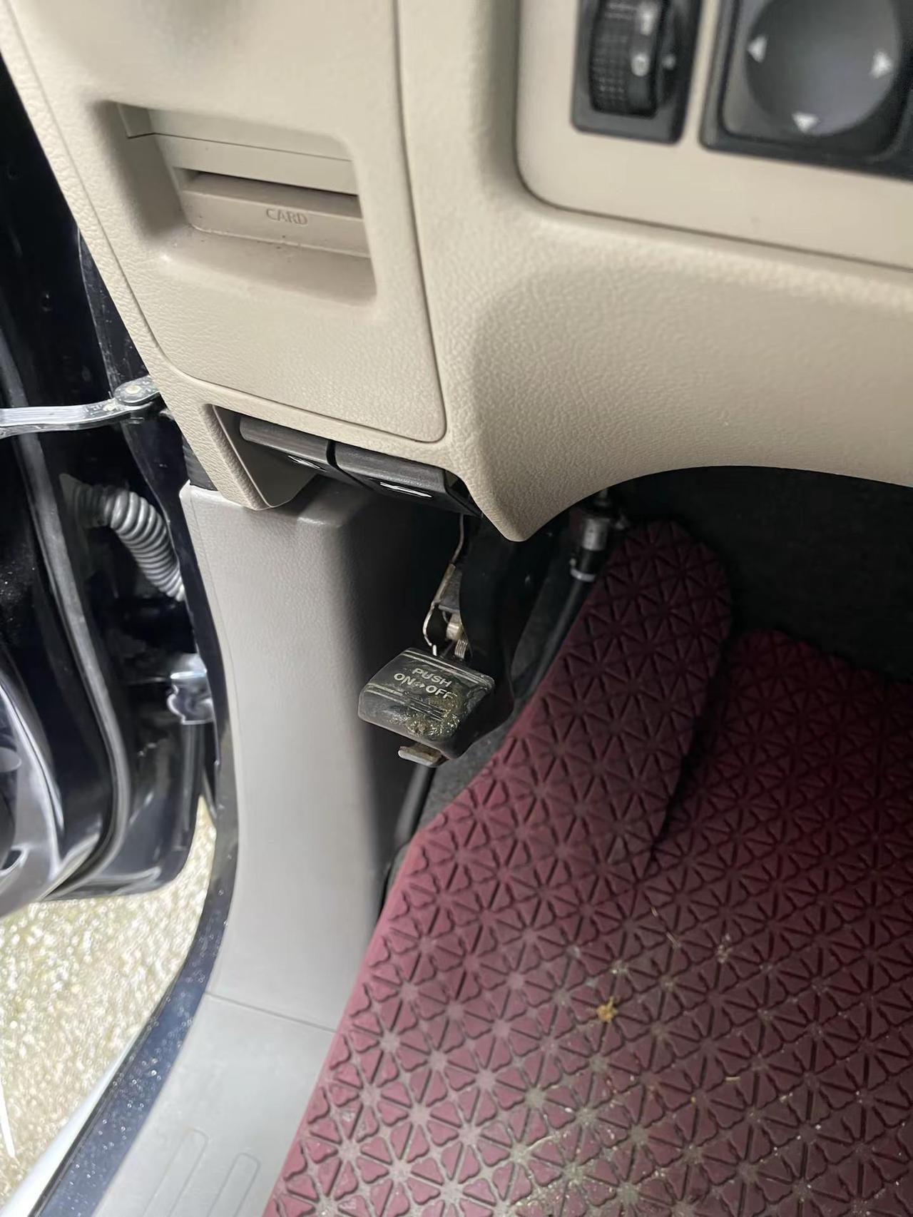 nv200升级脚刹。车友升级了脚刹 中间腾出空间装大冰箱 露营法宝 颜值也很高 