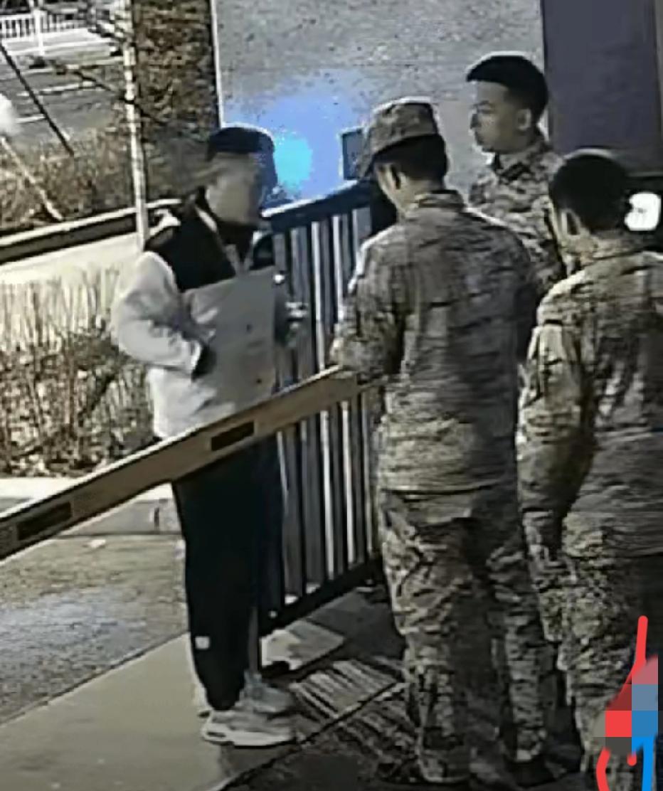 海军战士深夜求助武警，一幕看哭无数人
 
“泪目了！”黑龙江鹤岗，深夜一男子在武